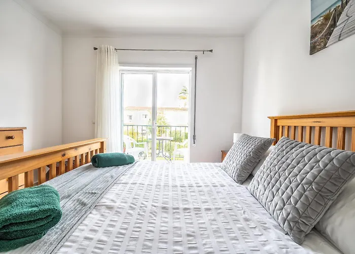 Oasis Park 2 Bedroom Top Floor Apartment At72