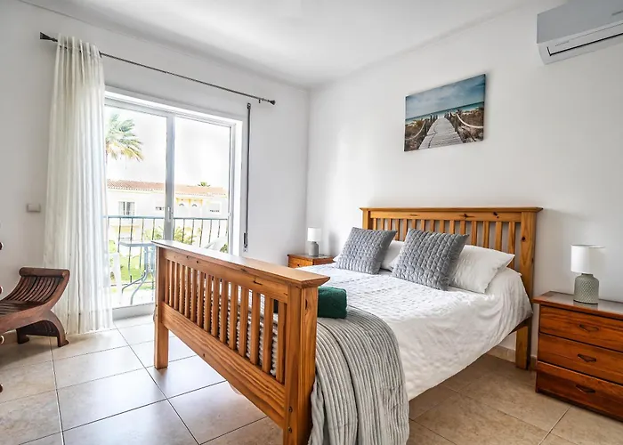 Oasis Park 2 Bedroom Top Floor Apartment At72